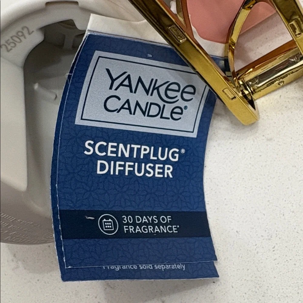 Yankee Candle sleigh with packages scentplug diffuser new